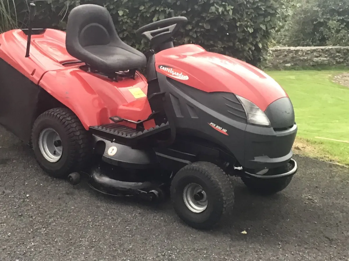 Castlegarden 22HP hydro ride on lawnmower - Image 4
