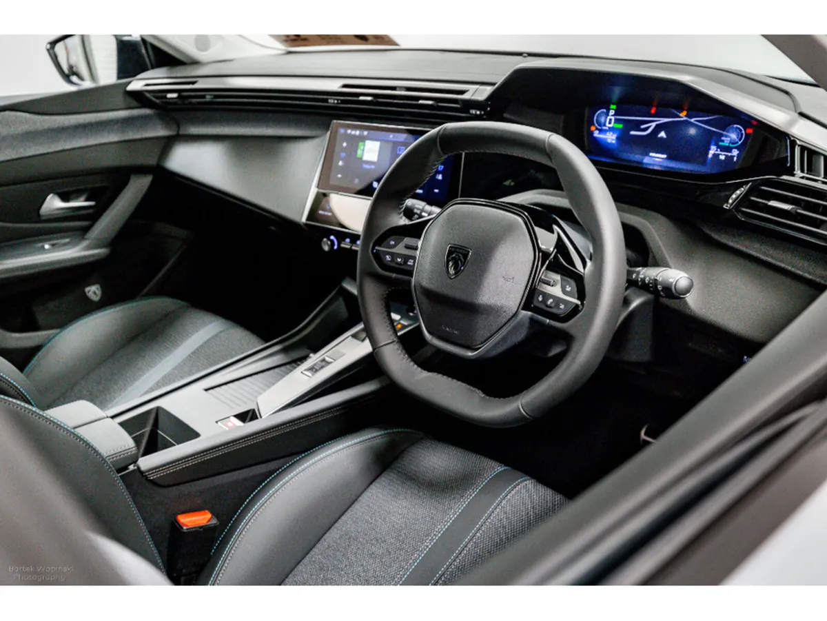 Peugeot 308 E-Allure 54kWh Auto 155HP includes Pro - Image 2