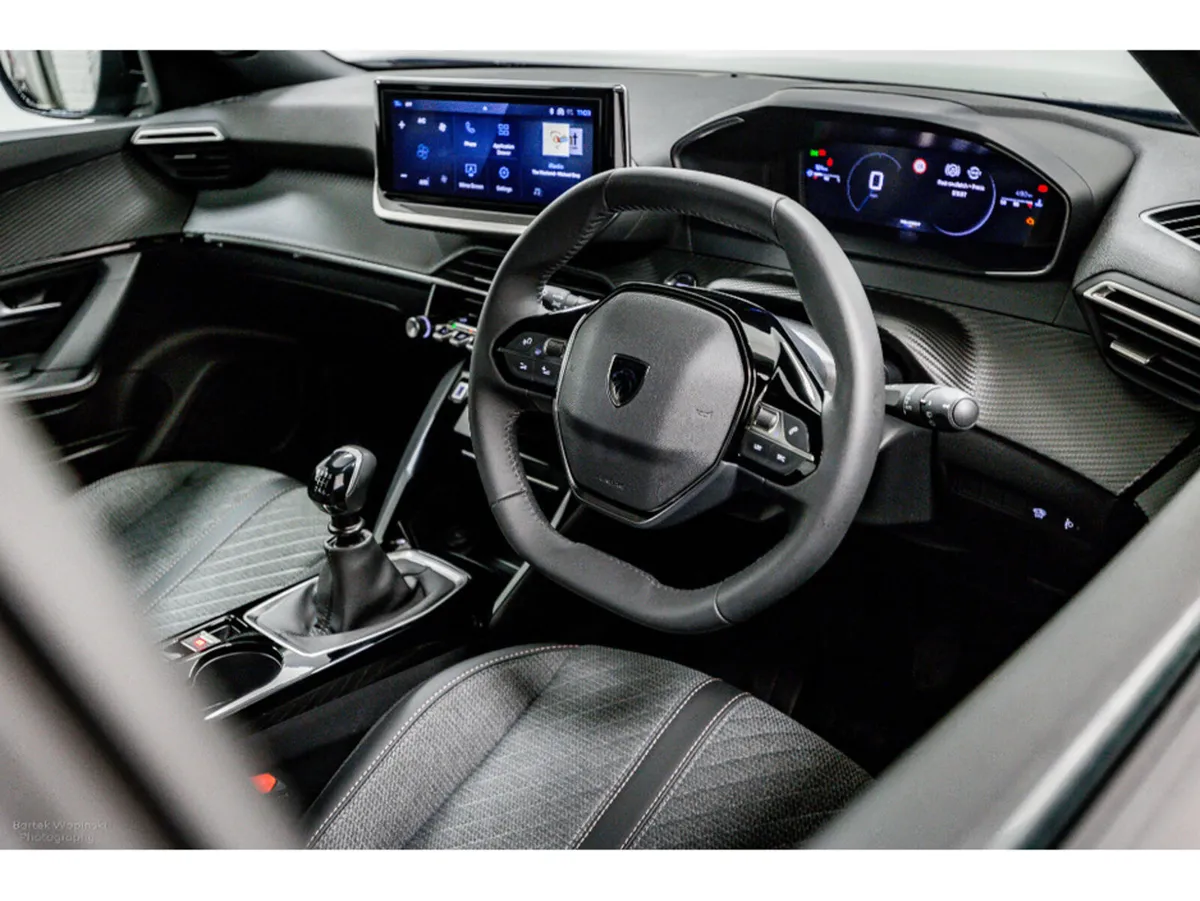 Peugeot 2008 E-Allure 50kWh 136HP - Image 2