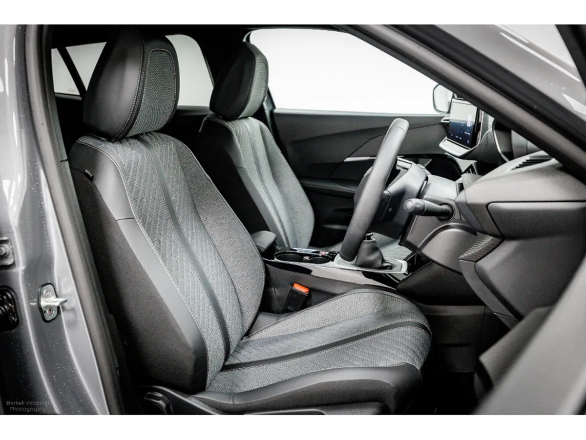 Peugeot 2008 E-Allure 50kWh 136HP - Image 3
