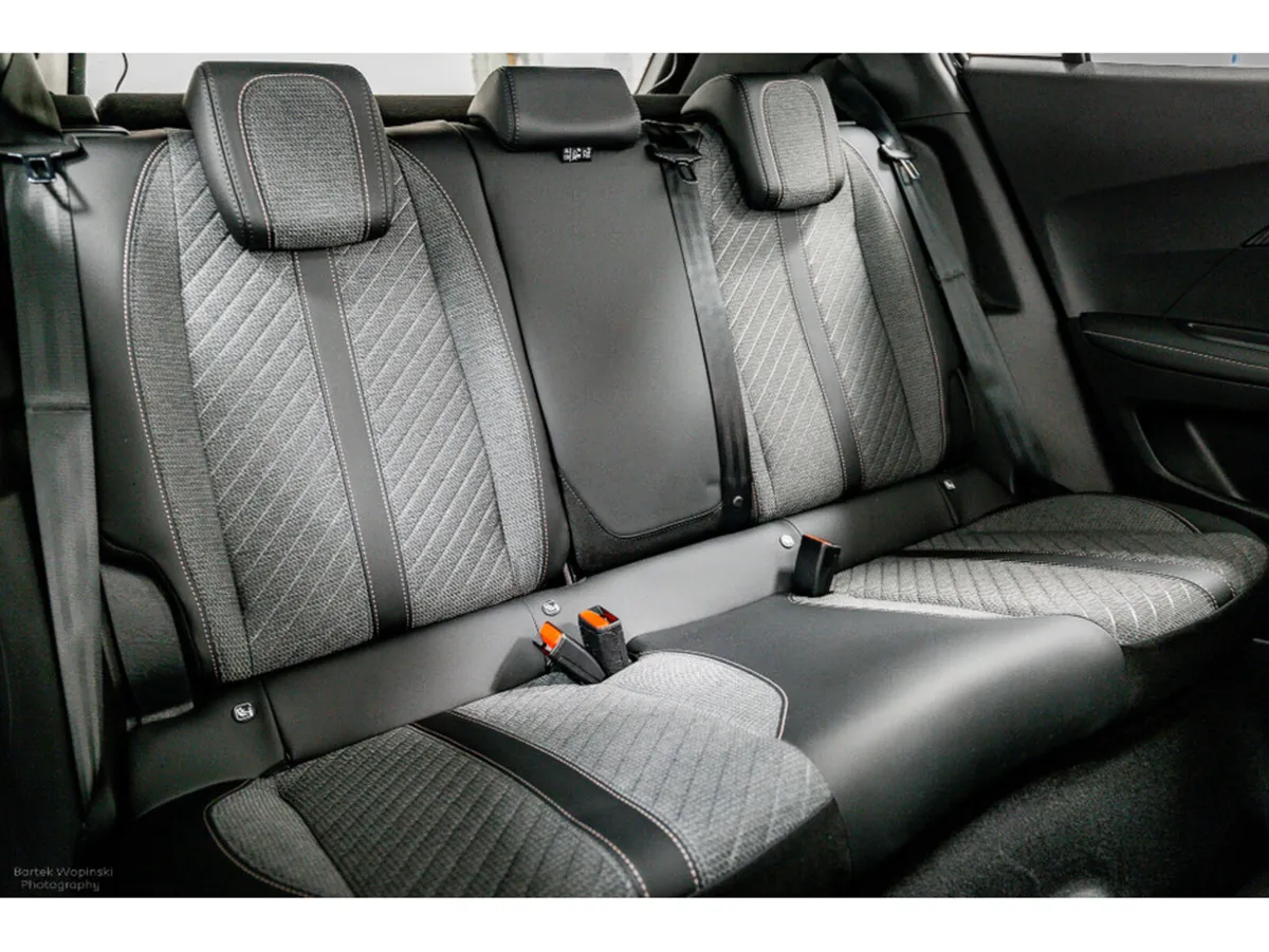 Peugeot 2008 E-Allure 50kWh 136HP - Image 4