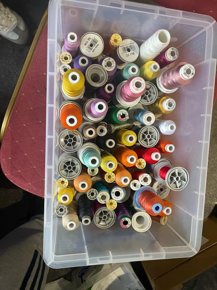 Innovis V3 embroidery machine + stock - Image 3