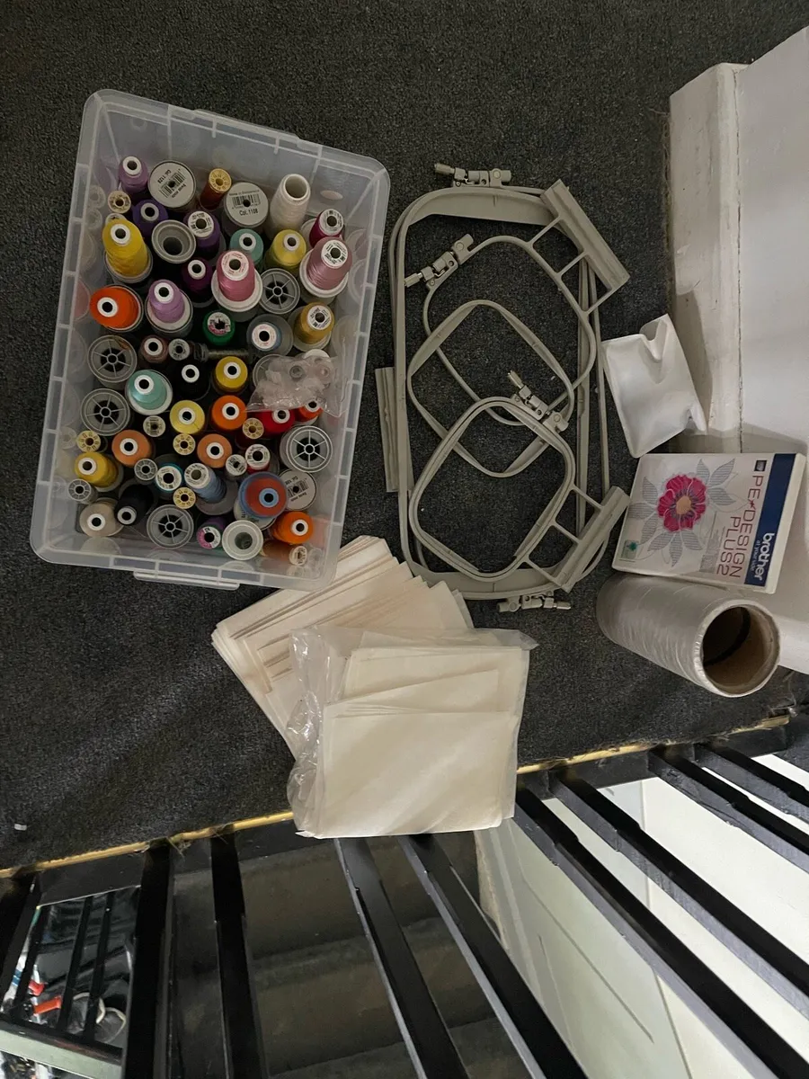 Innovis V3 embroidery machine + stock - Image 4