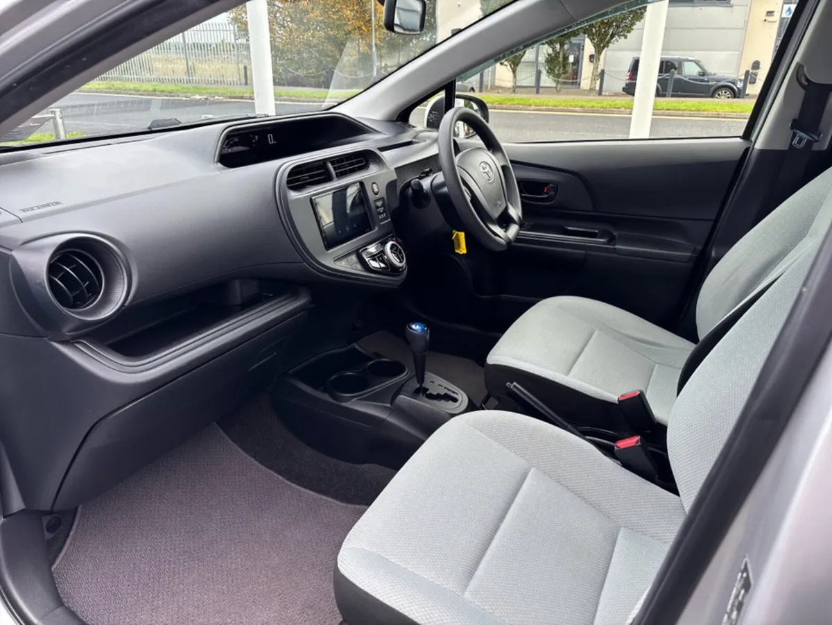 Toyota Aqua DAA-NHP10 5DR AUTO - Image 3
