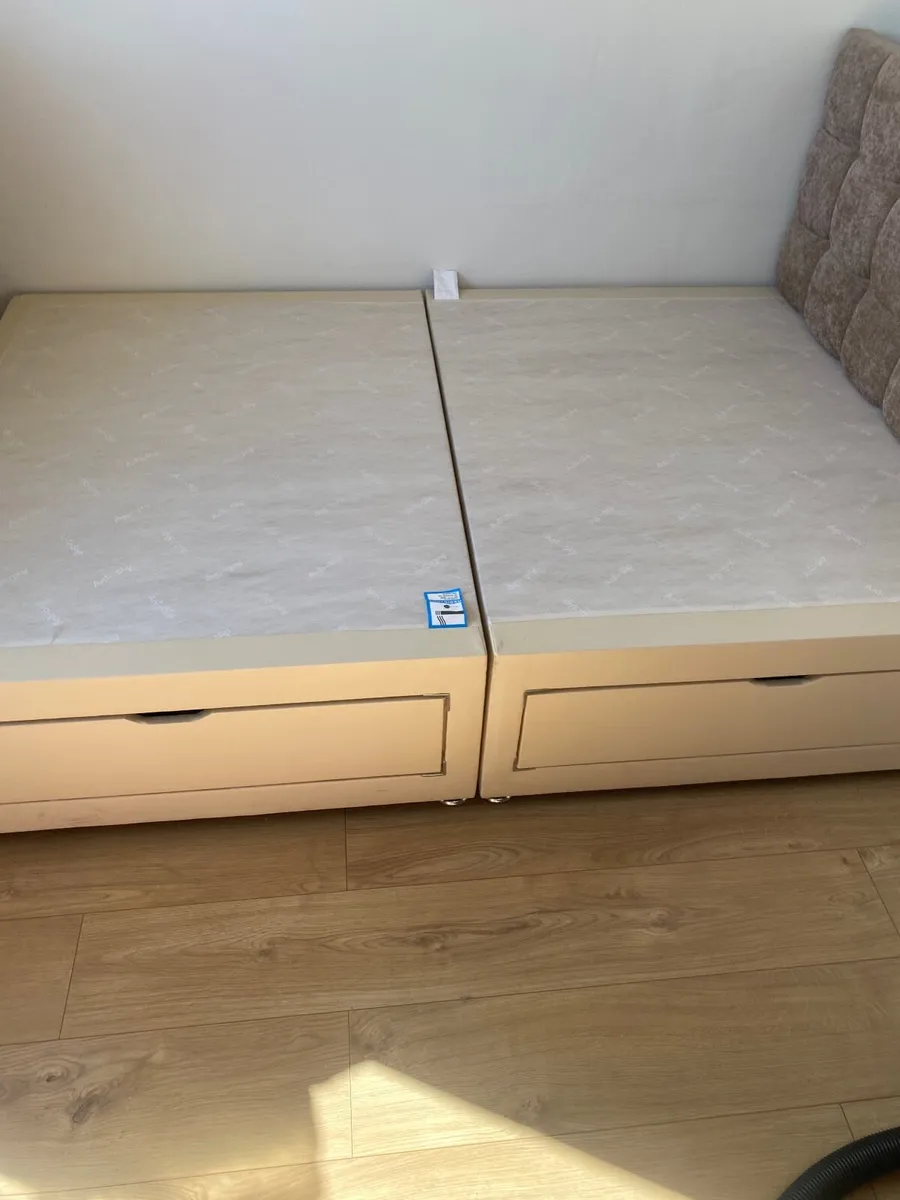 Bed with storage drawers - Image 1