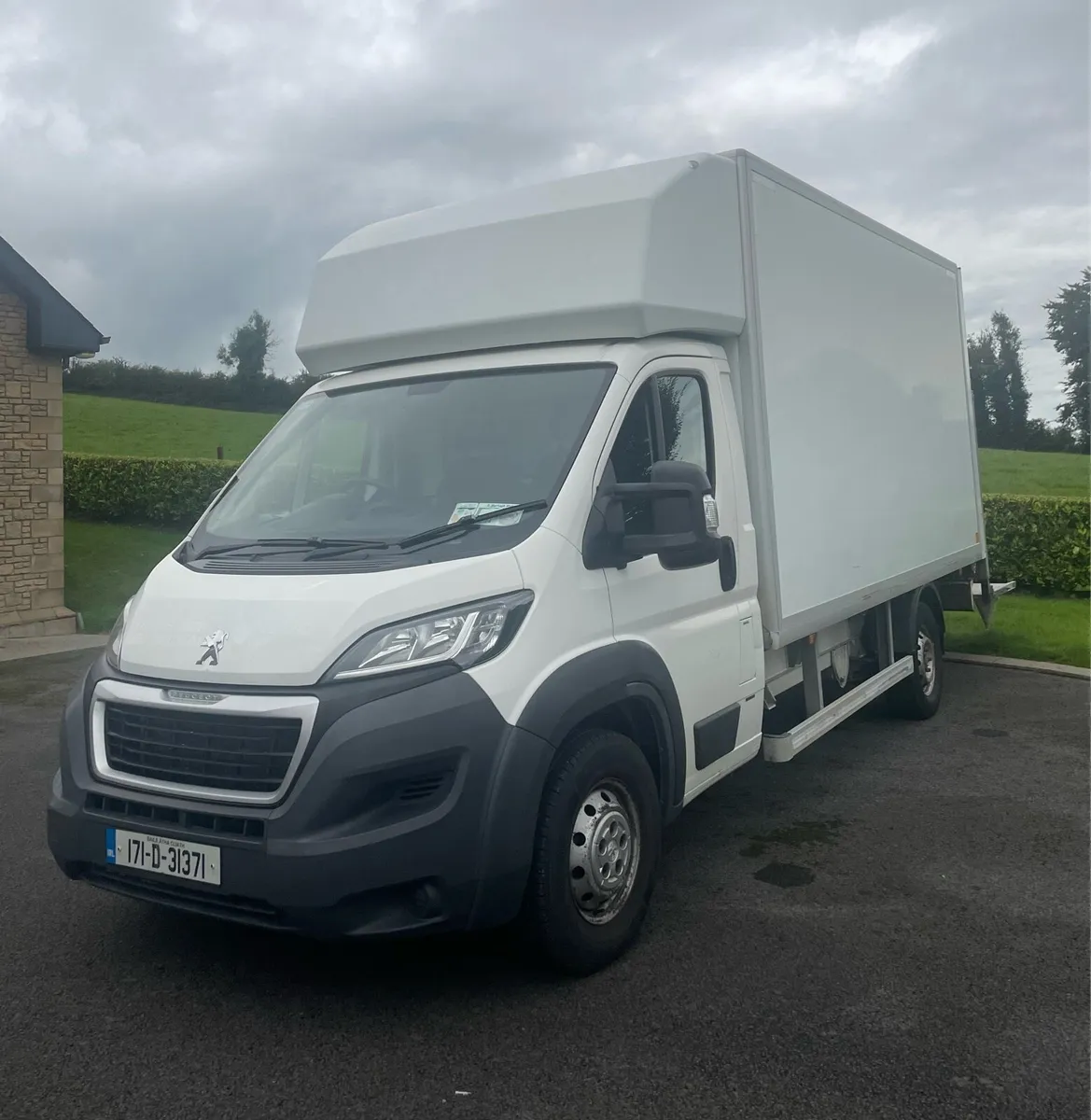 Peugeot Boxer 2017 Luton Diesel van with Taillift - Image 1
