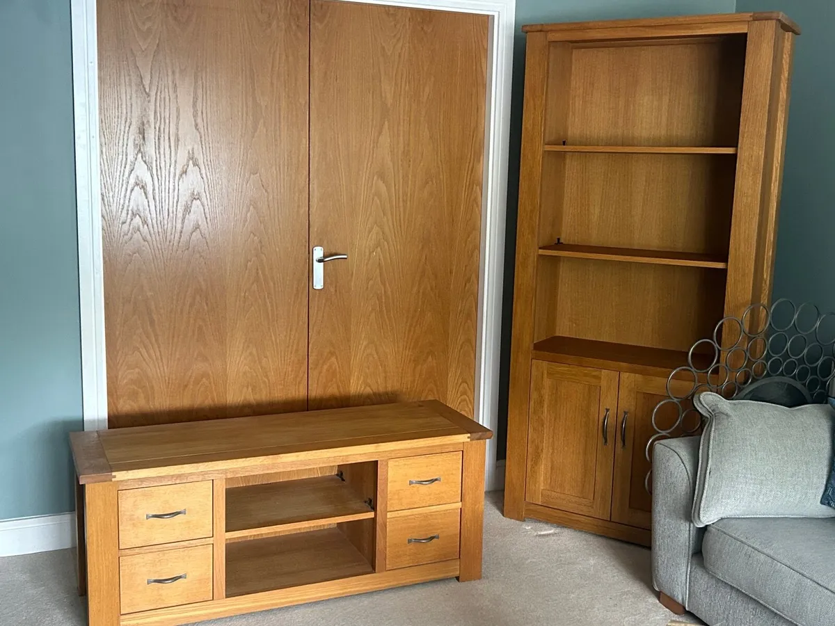 Solid Oak TV Unit and Shelving Unit /Bookcase - Image 1