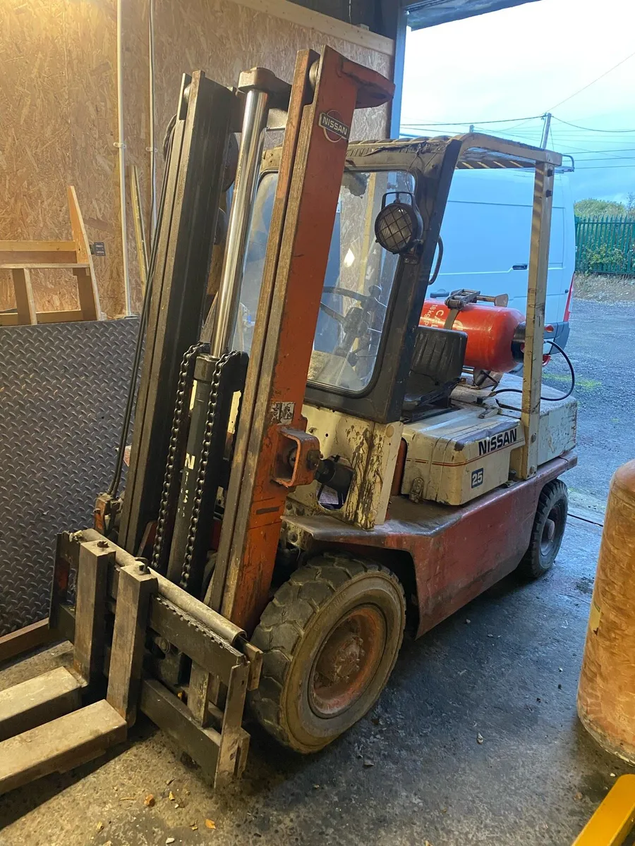 Nissan forklift - Image 1