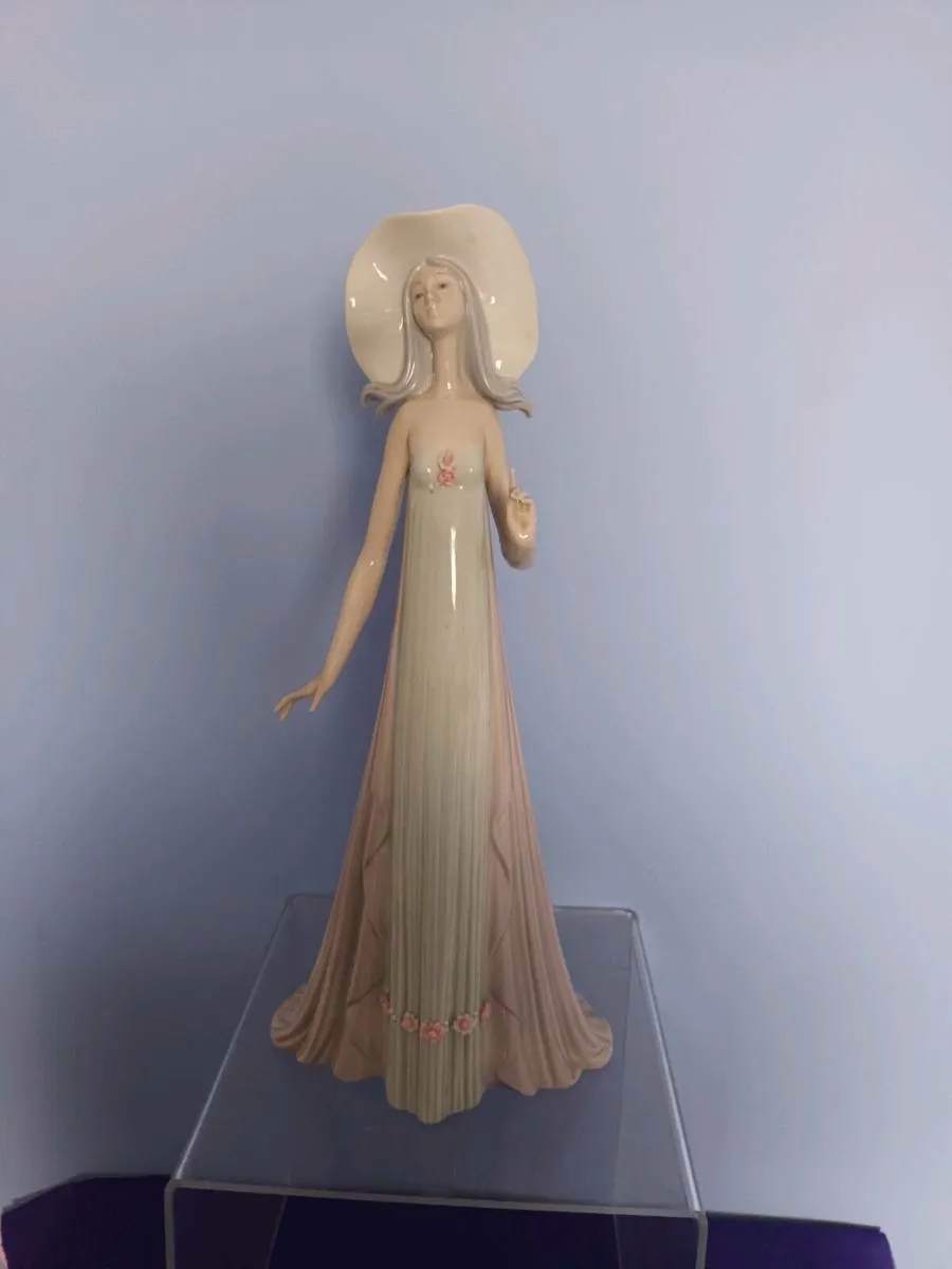 Lladro "The Debutante" Porcelain Figurine  1431 - Image 2