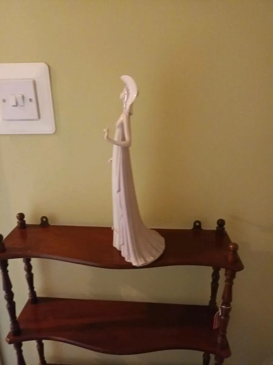 Lladro "The Debutante" Porcelain Figurine  1431 - Image 3