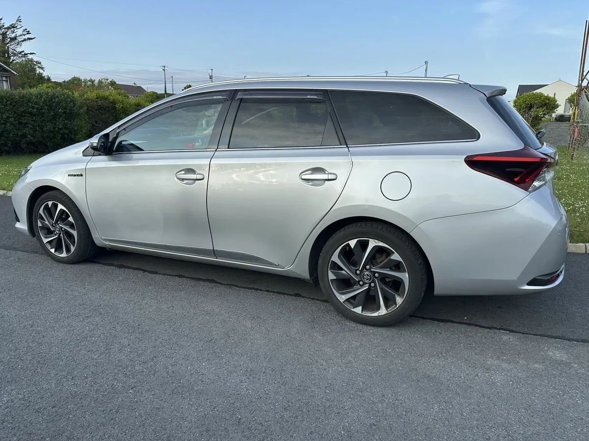 Toyota Auris Auto Hybrid 2017 SOL Estate - Image 2