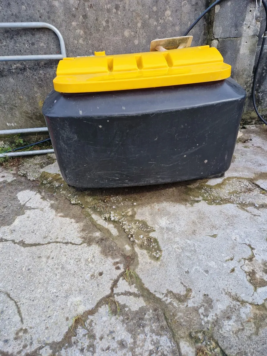 Horse partitions feed bin - Image 4