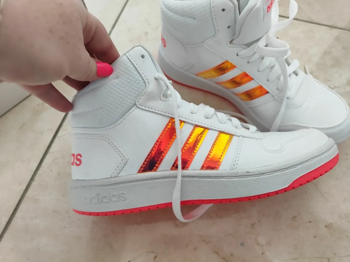 Adidas high tops size 5.5 - Image 1