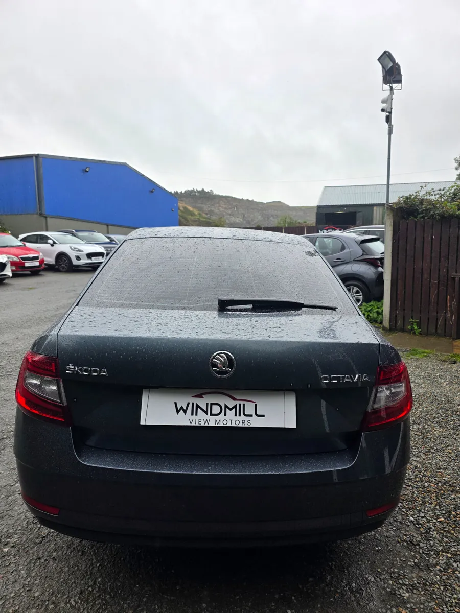 SKODA OCTAVIA 1.6 DIESEL AUTOMATIC 2018 VERY CLEAN - Image 4