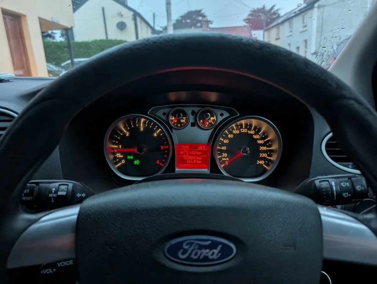 Ford Focus 2011 - Image 2