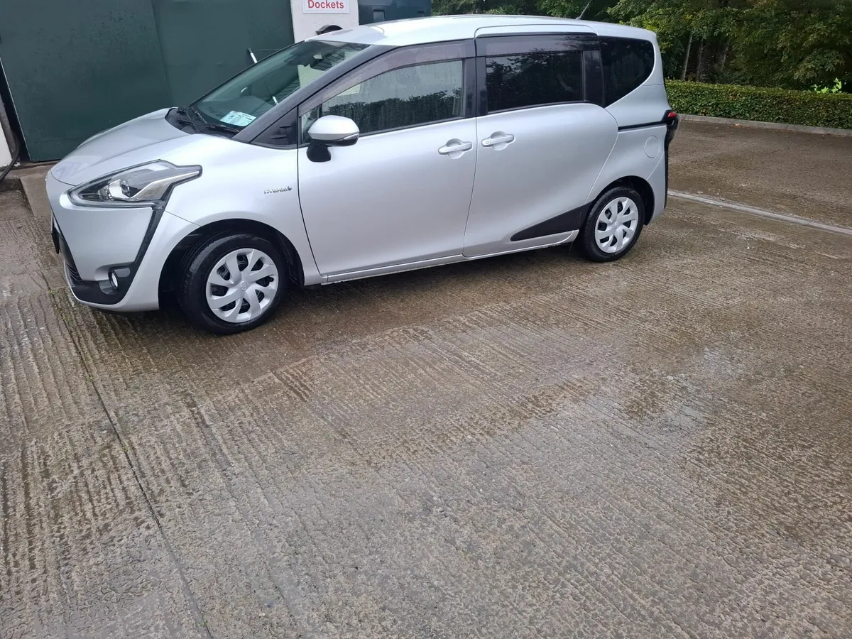 Toyota Sienta 2018 petrol hybrid automatic - Image 1