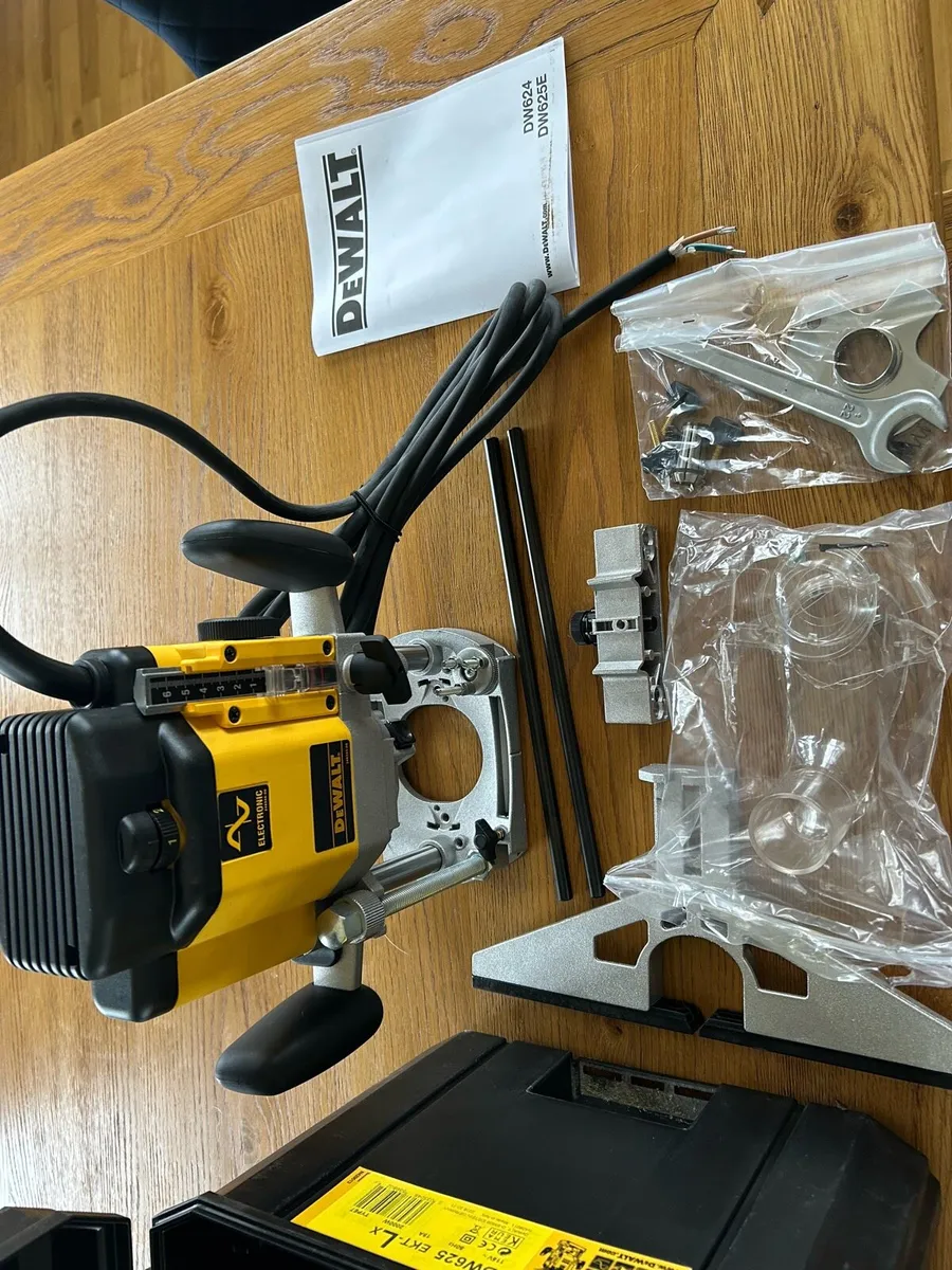 Dewalt 110V 1/2 inch plunge router - Image 1
