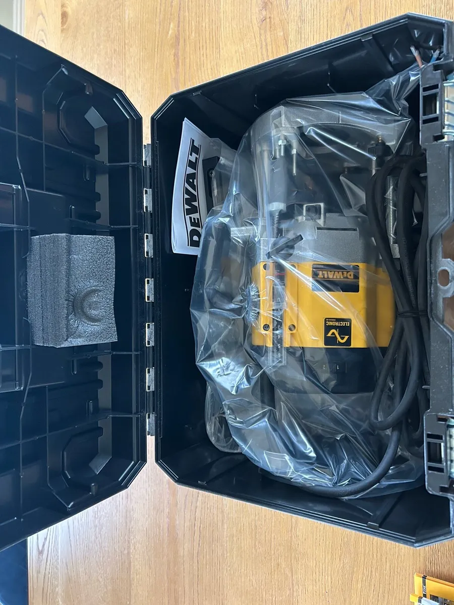Dewalt 110V 1/2 inch plunge router - Image 2