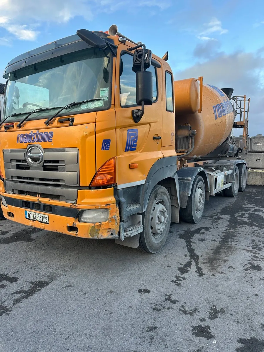 Hino 700 - Image 1