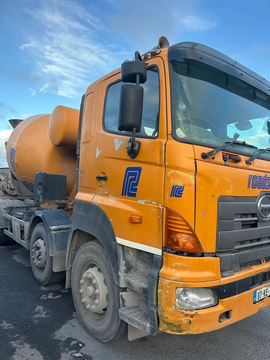 Hino 700 - Image 2