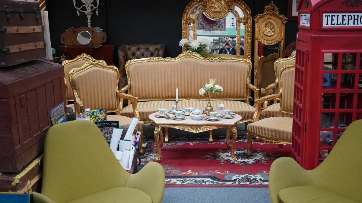 Elegant Spanish Salon Set - 6 Pieces - Image 1