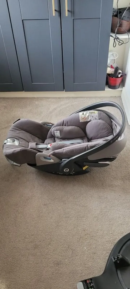 Cybex Cloud Z Car Seat & 360 Swivel Isofix Base - Image 3