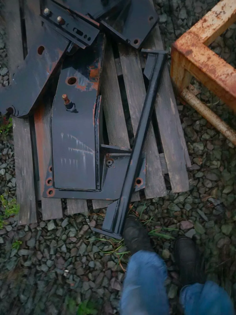 John deere 6410 loader  brackets - Image 3