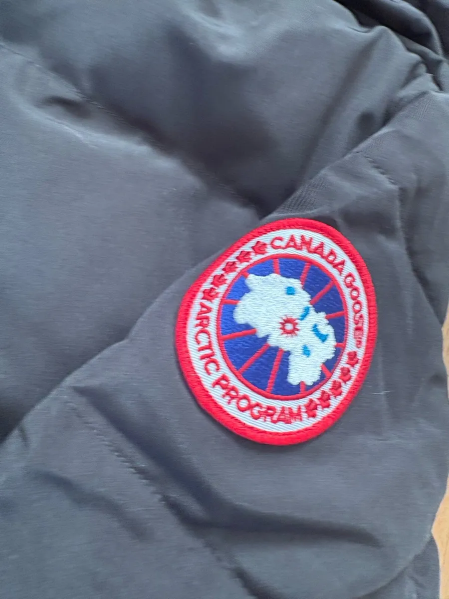 Canada goose jacket - Image 3