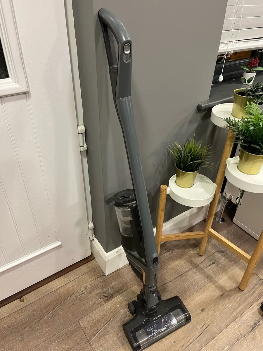 Vacuum cleaner - Image 1