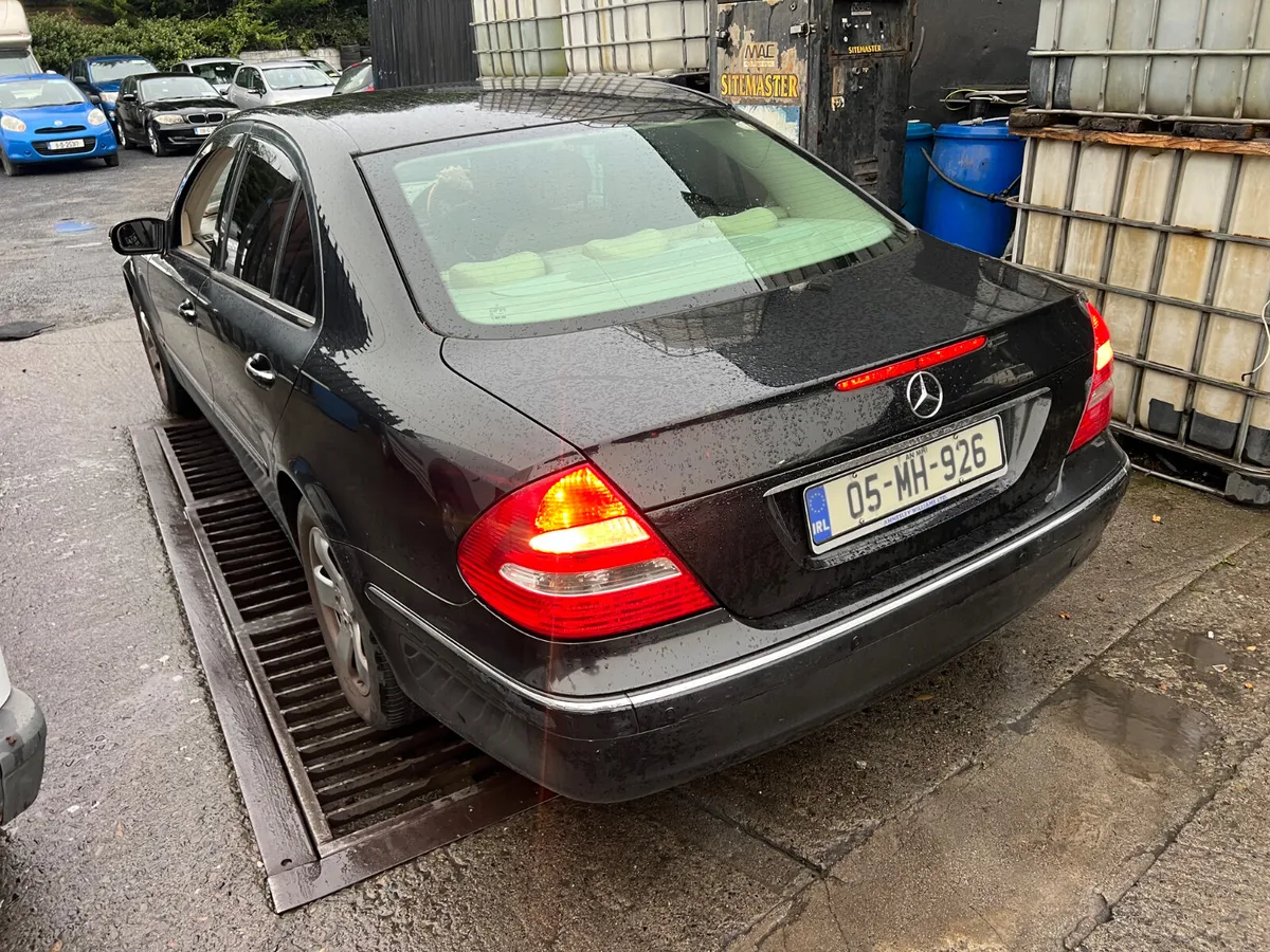 Mercedes-Benz E-Class 2005 200 K Classic A/T - Image 2