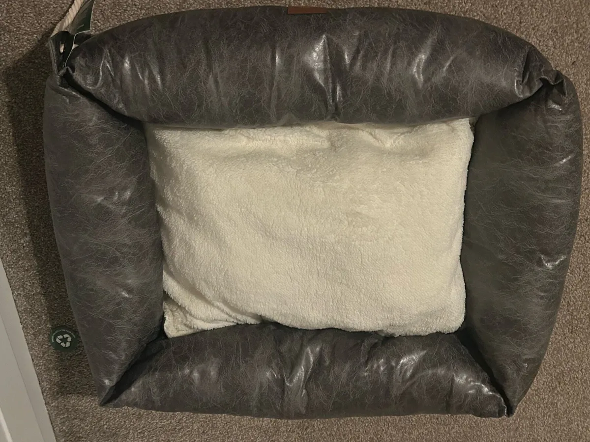 Large dog bed - Image 1