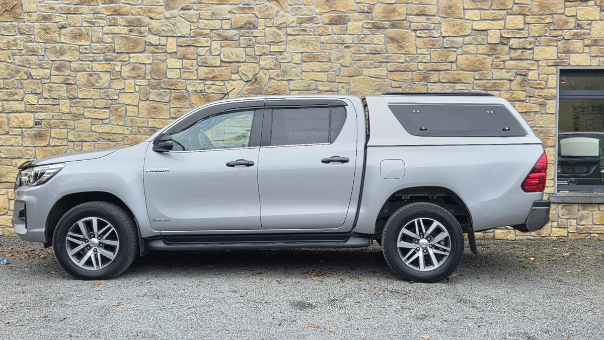 HILUX INVINCIBLE- LIKE NEW - FINANCE AVAILABLE - Image 3