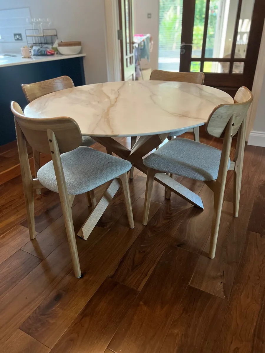 Kitchen table and chairs - Image 1