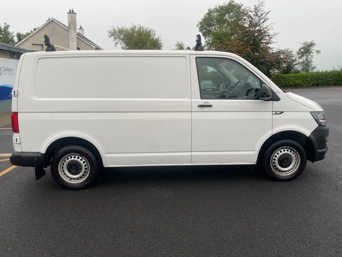VOLKSWAGEN TRANSPORTER SWB 2018 (181) 1 OWNER - Image 4