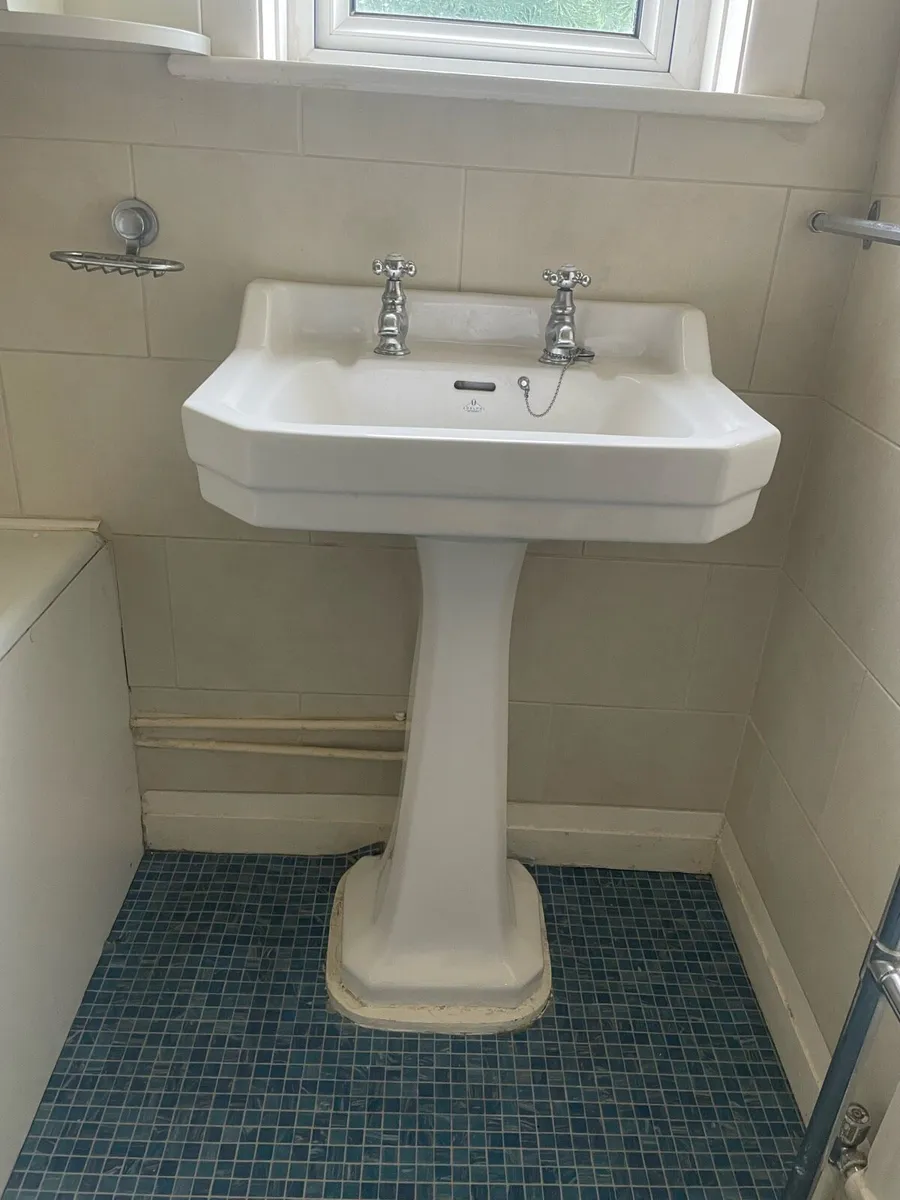 Bath, sink and taps - Image 1