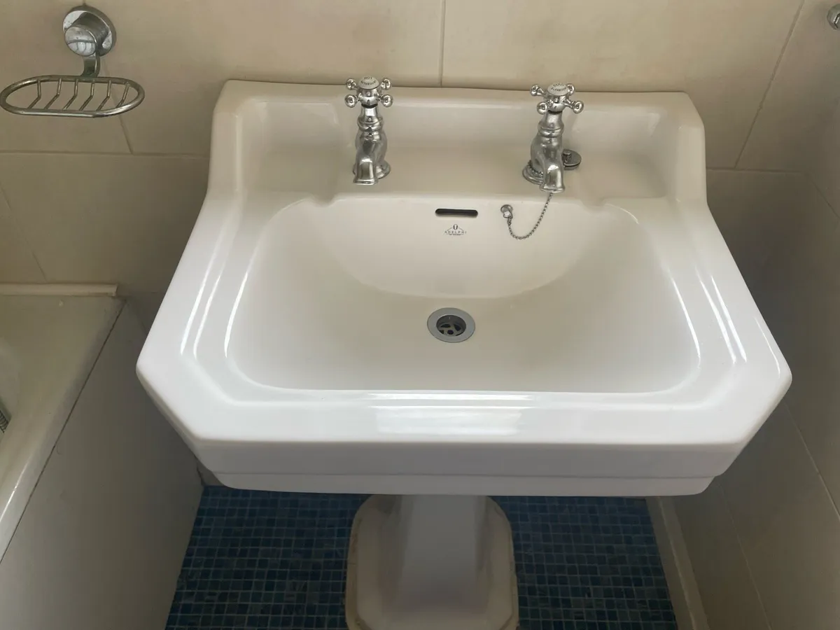 Bath, sink and taps - Image 2