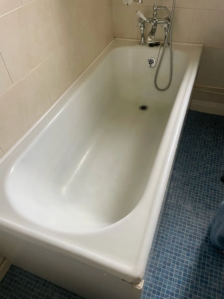Bath, sink and taps - Image 3