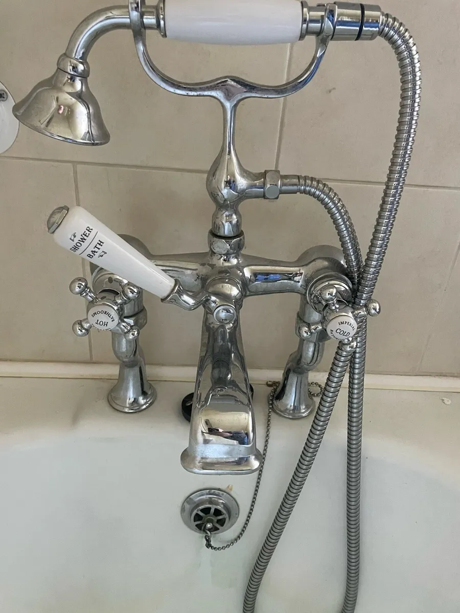 Bath, sink and taps - Image 4