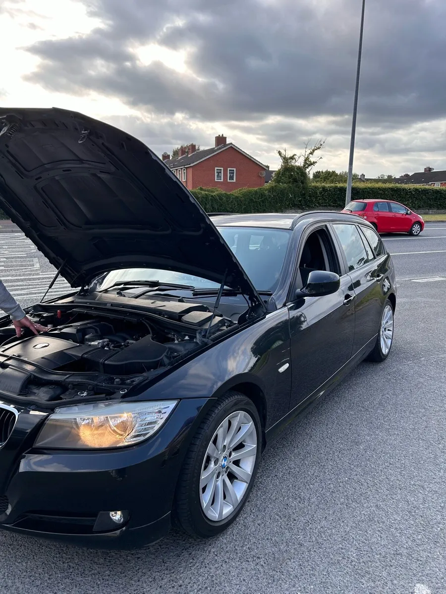 BMW 320i Estate 2010 Petrol Black - Image 3