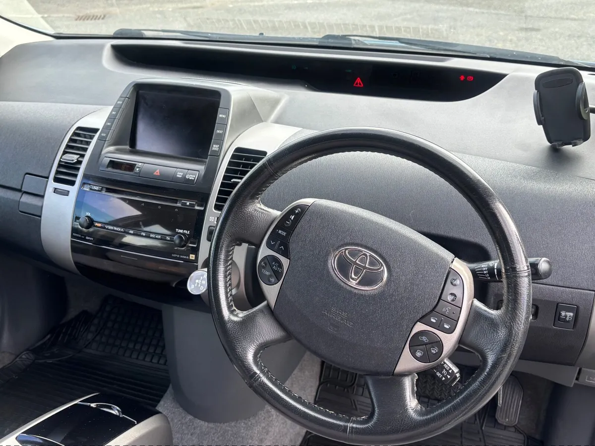 Toyota Prius HYBRID AUTOMATIC - Image 3