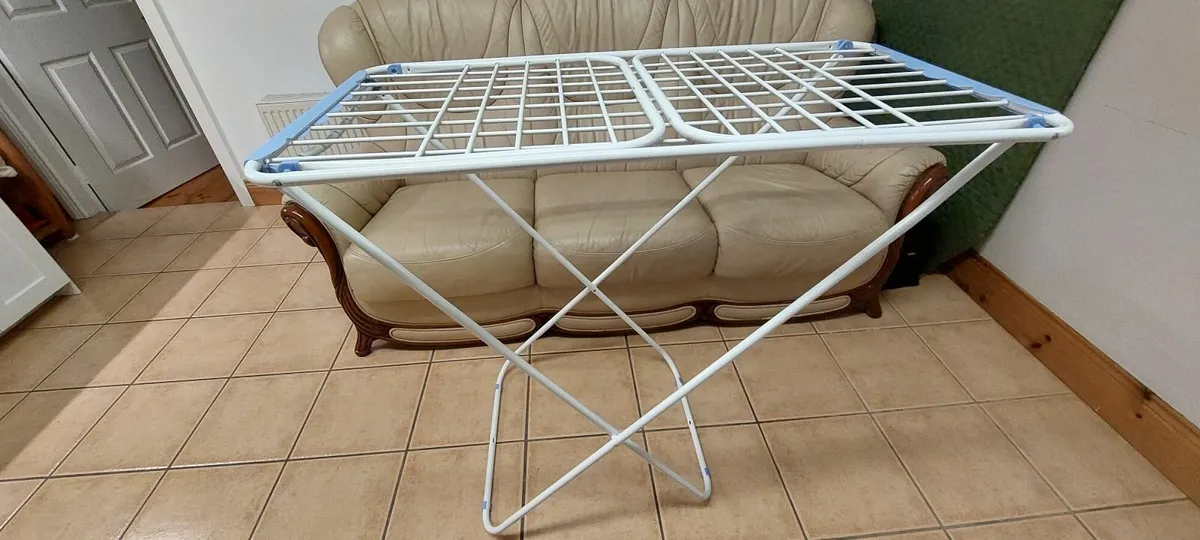 Clothes drying rack + pegs - Image 1