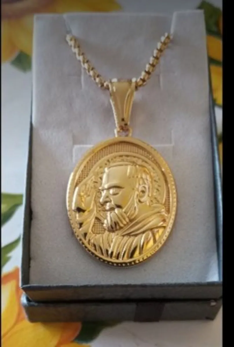 St Padre Pio Gold Pendant - Image 1