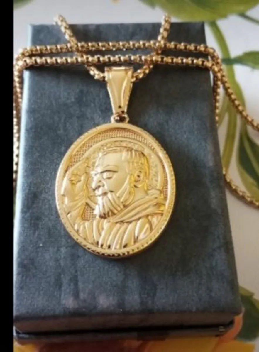 St Padre Pio Gold Pendant - Image 2