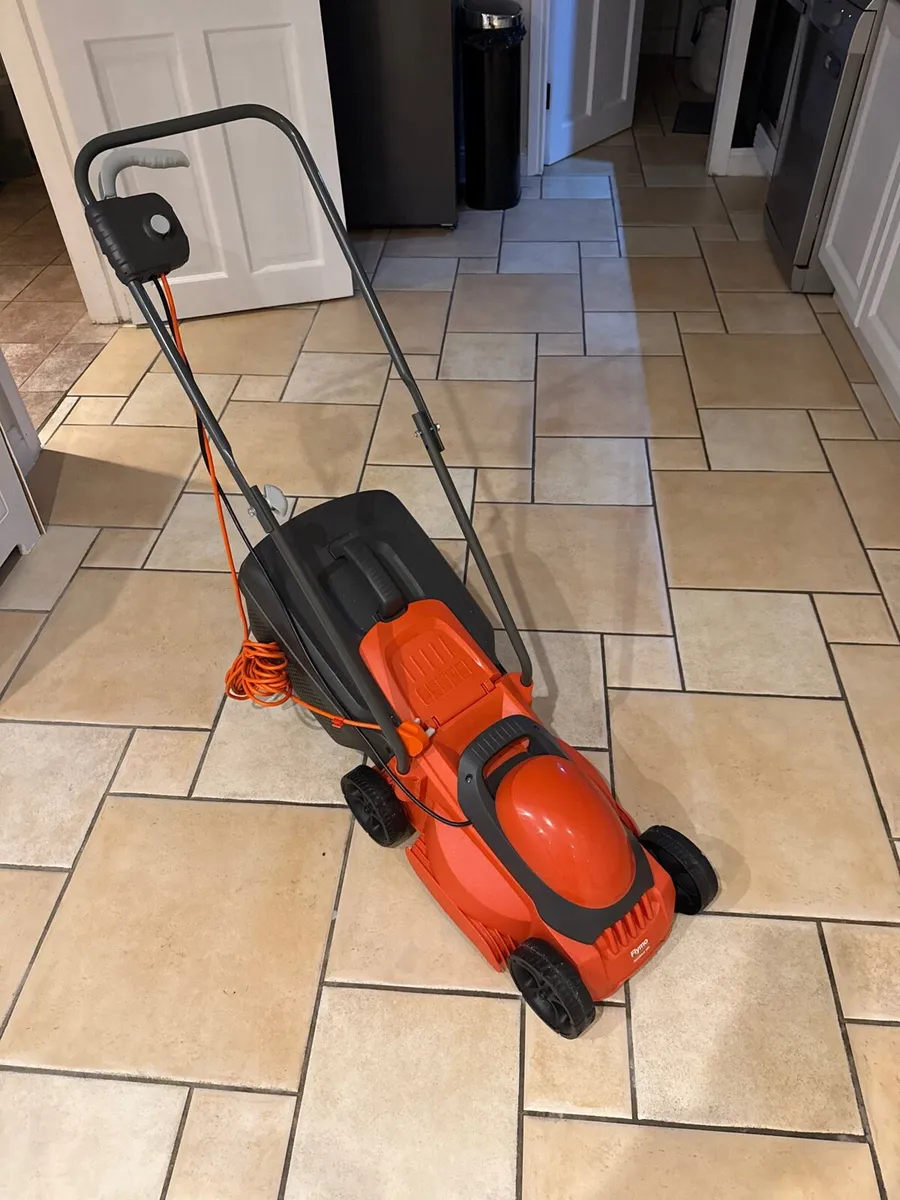New Flymo SimpliMow 300 Lawnmower