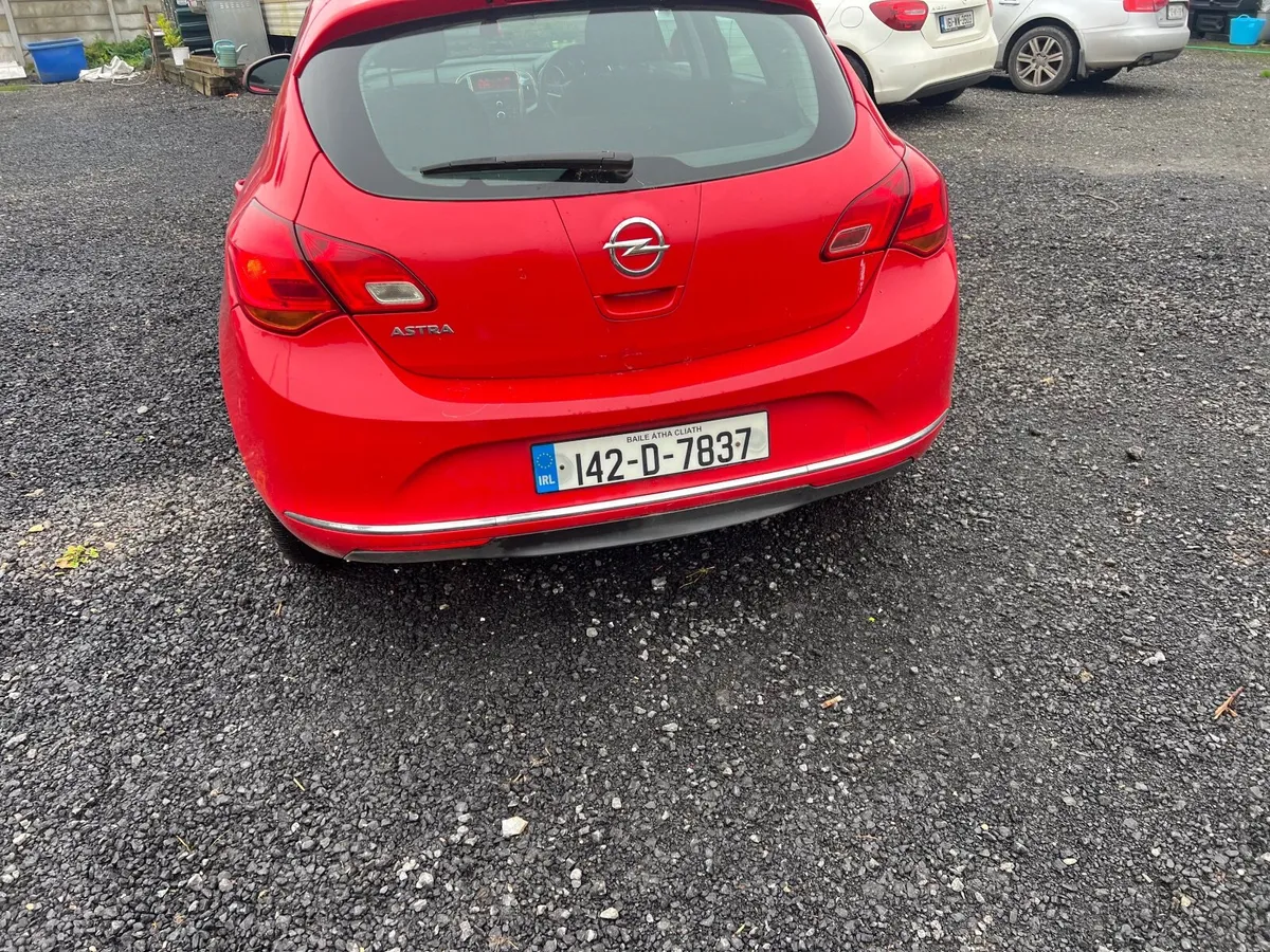 Opel Astra 2014 - Image 2