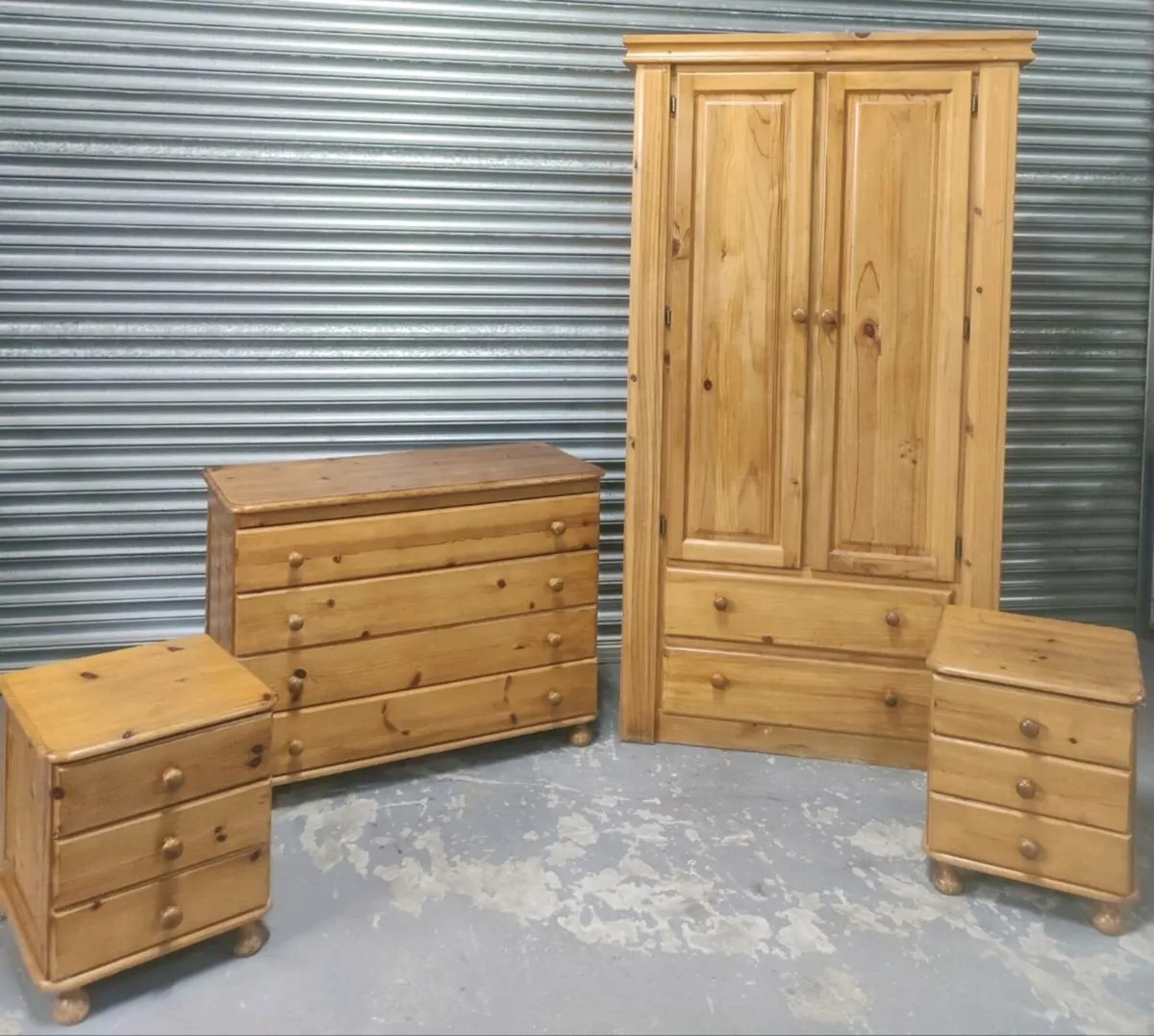 Solid pine bedroom set *Delivery - Image 1