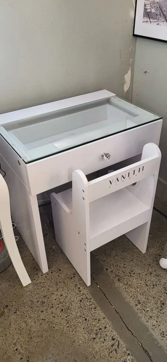childrens vanity table with lights and chair - Image 1