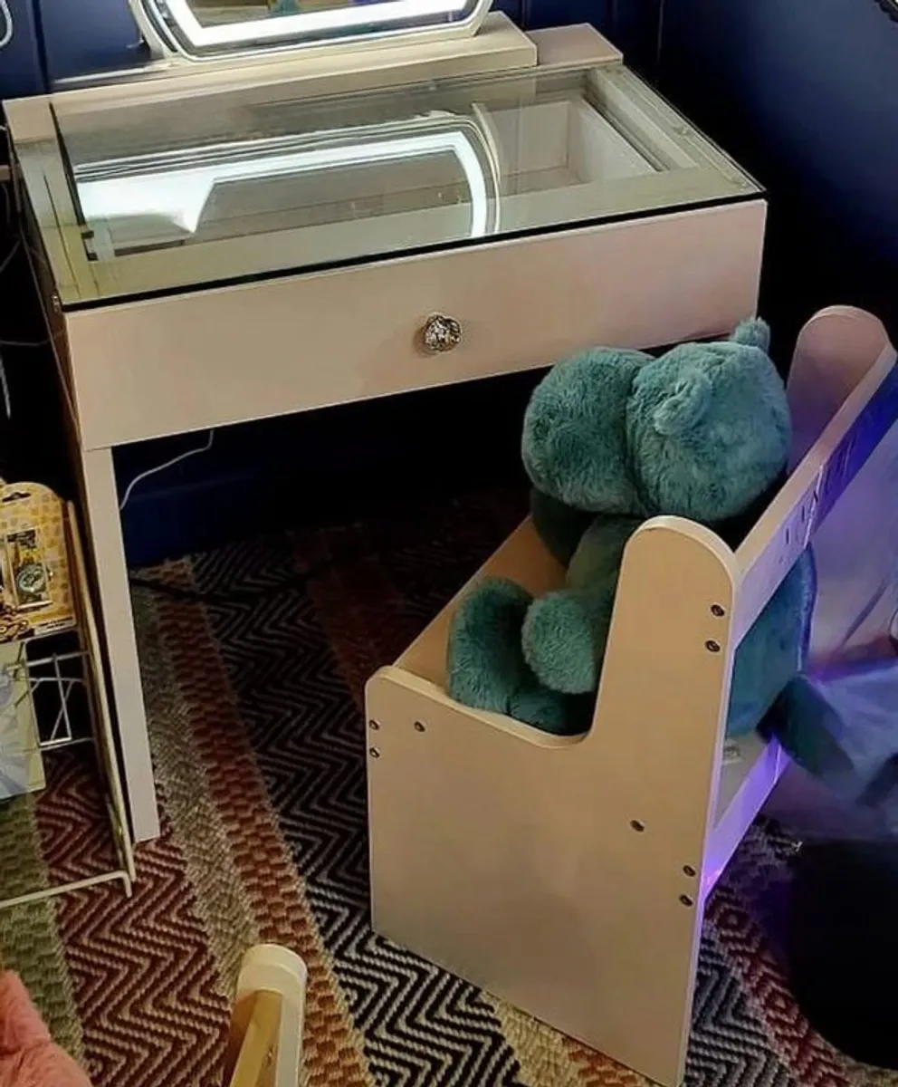 childrens vanity table with lights and chair - Image 2