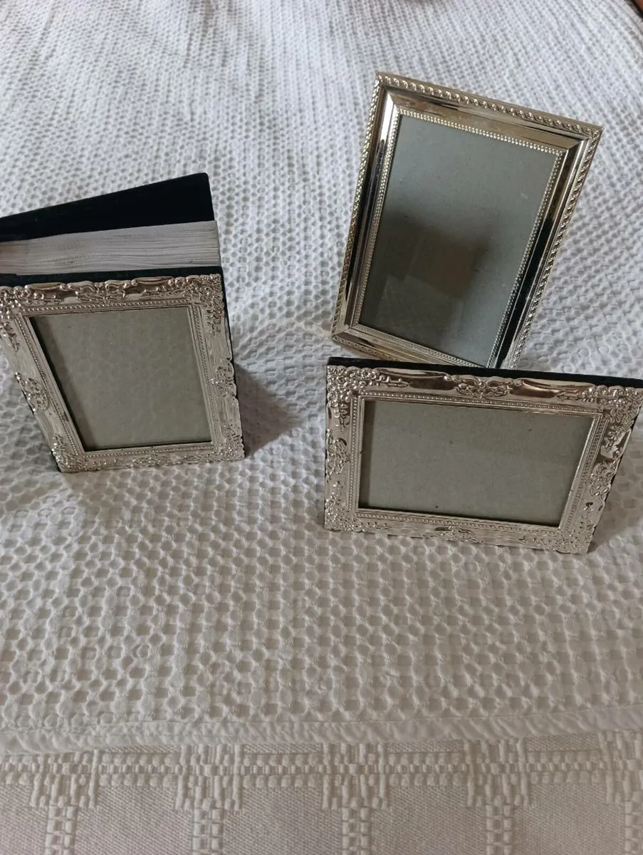 Beautiful silver frames and album, like new .25 - Image 2