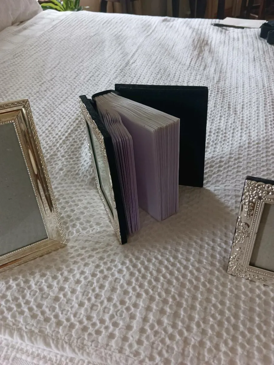 Beautiful silver frames and album, like new .25 - Image 3